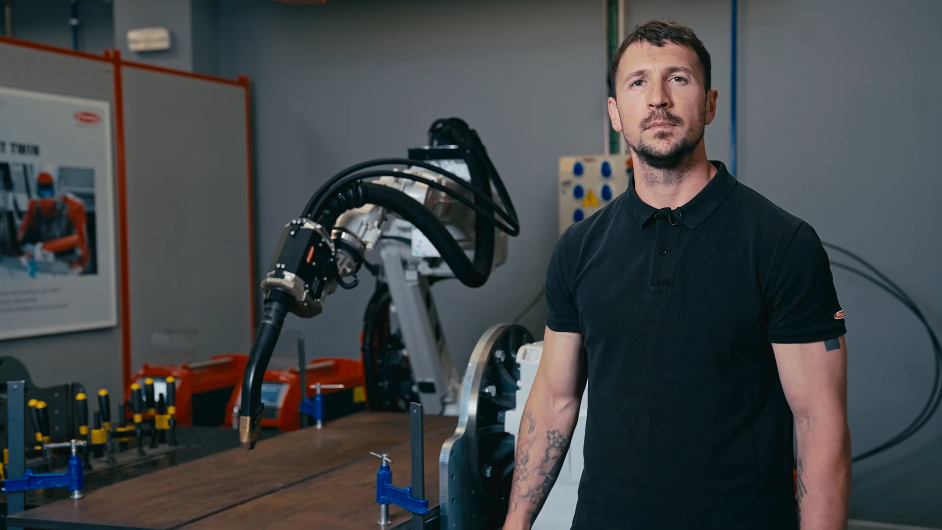 Técnico junto a robot de soldadura Fronius