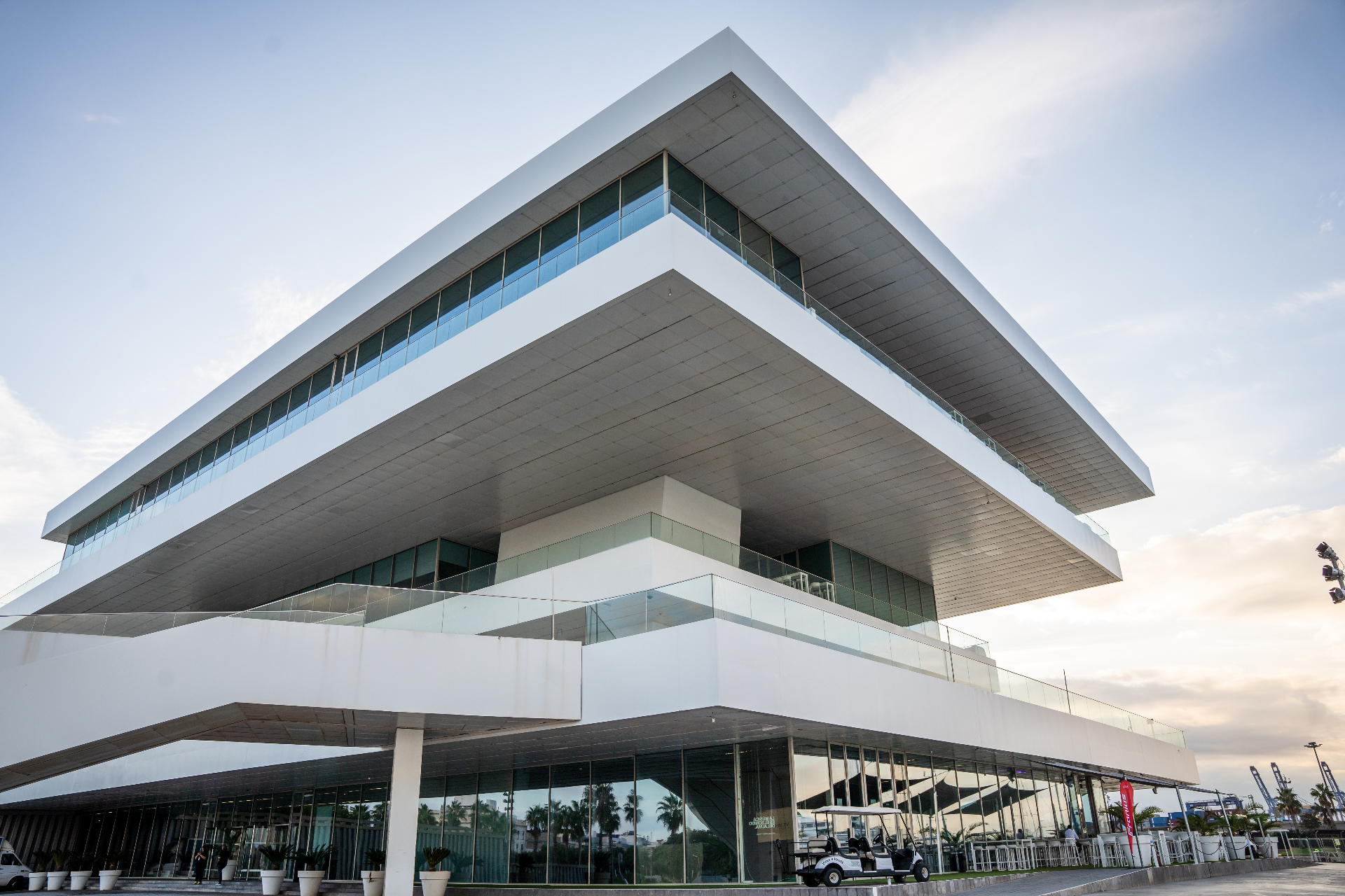 Arquitectura corporativa captada por Lovari Creative